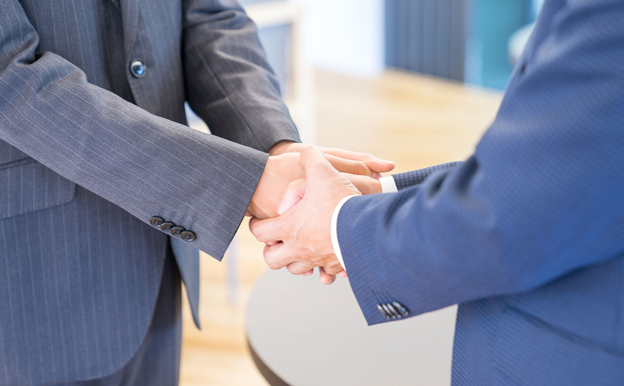 握手をするビジネスマン