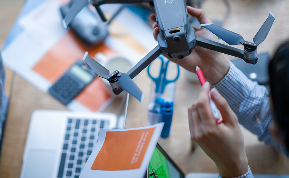 ドローンを持つ従業員