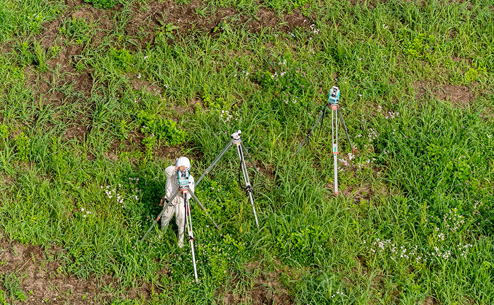 測量中の従業員