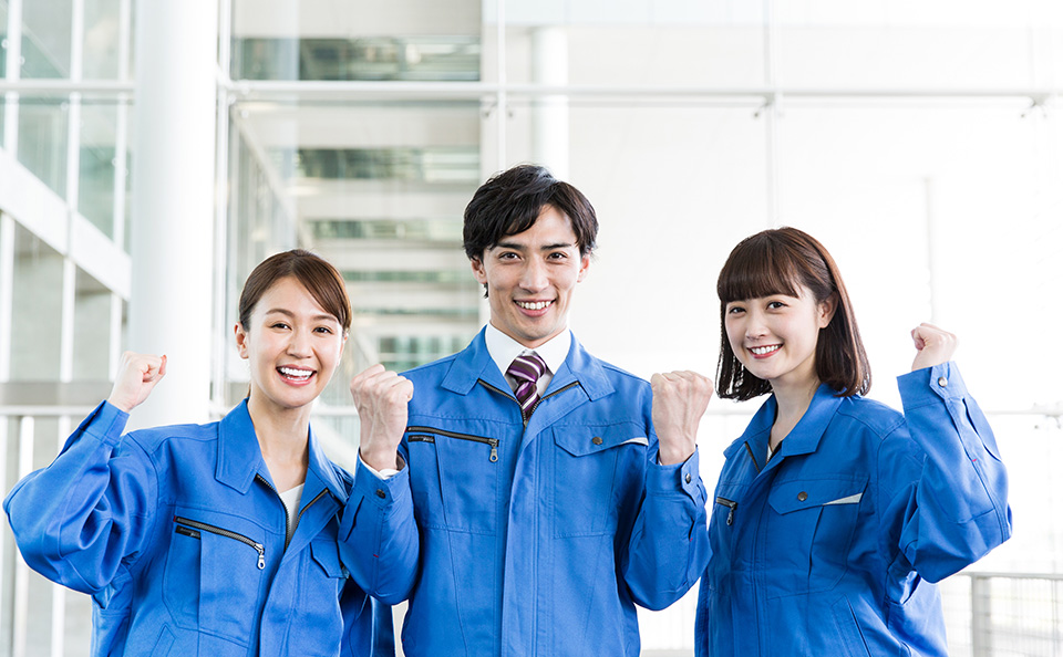 笑顔の従業員3人
