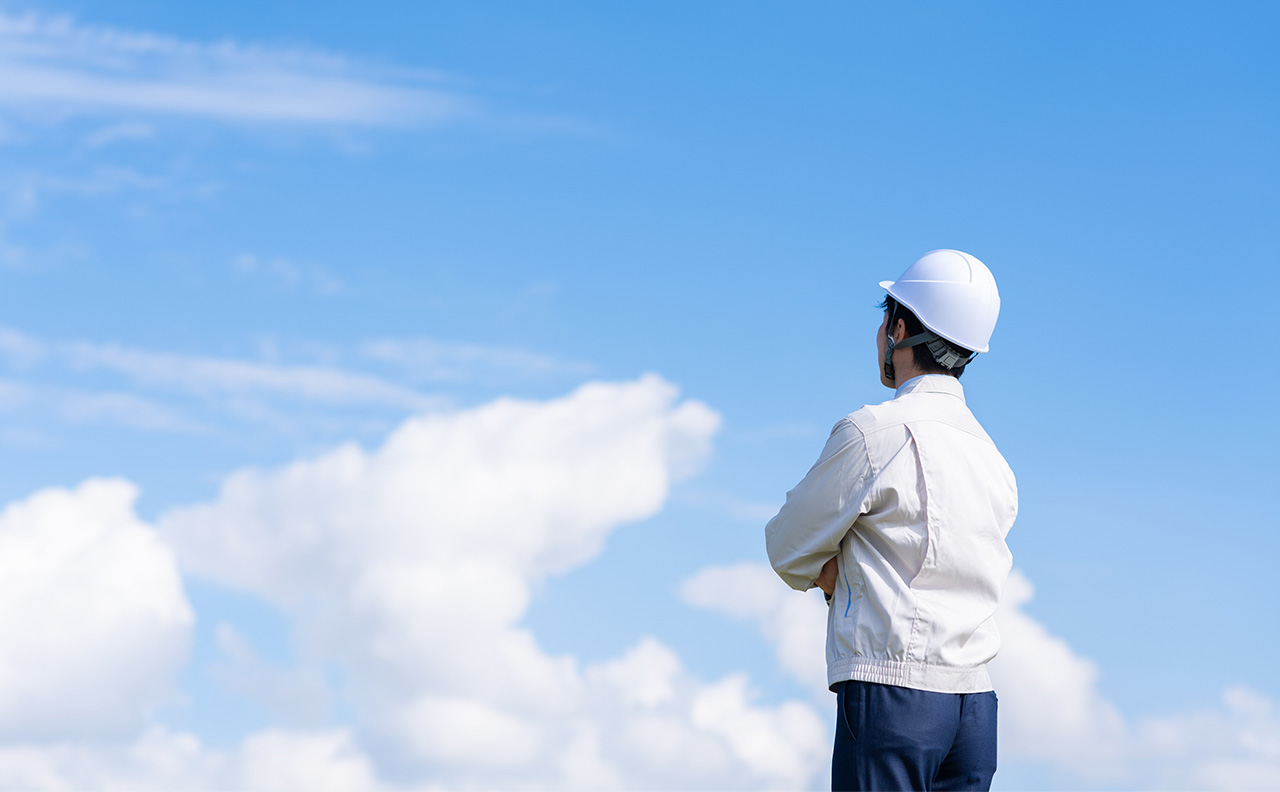 空を見上げる従業員