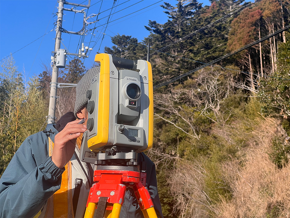 測量作業中の男性