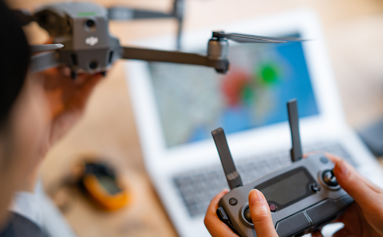 ドローンを持つ従業員